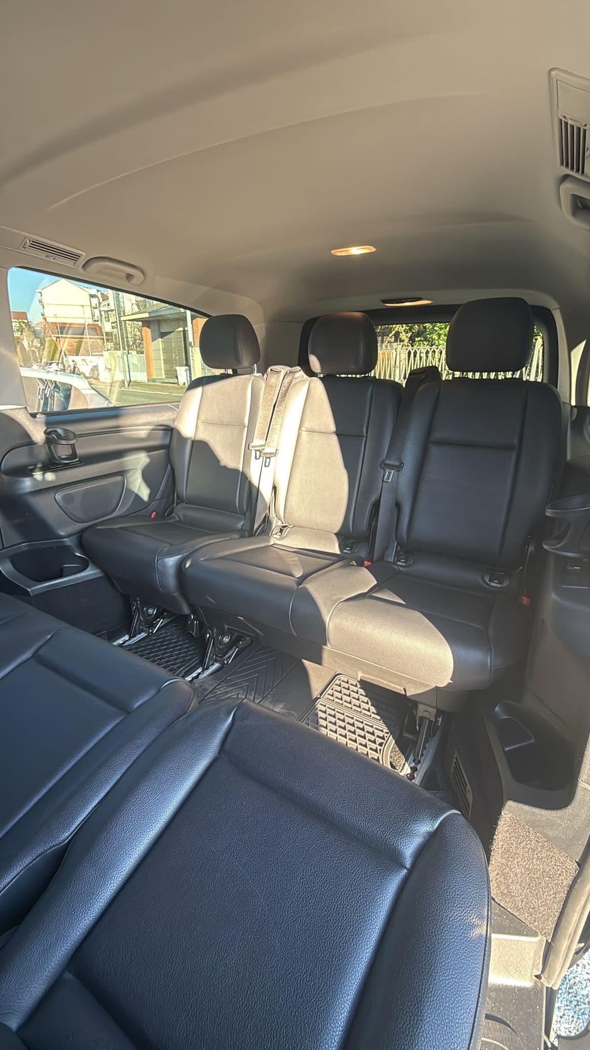 Interni Mercedes-Benz Premium con sedili in pelle nera